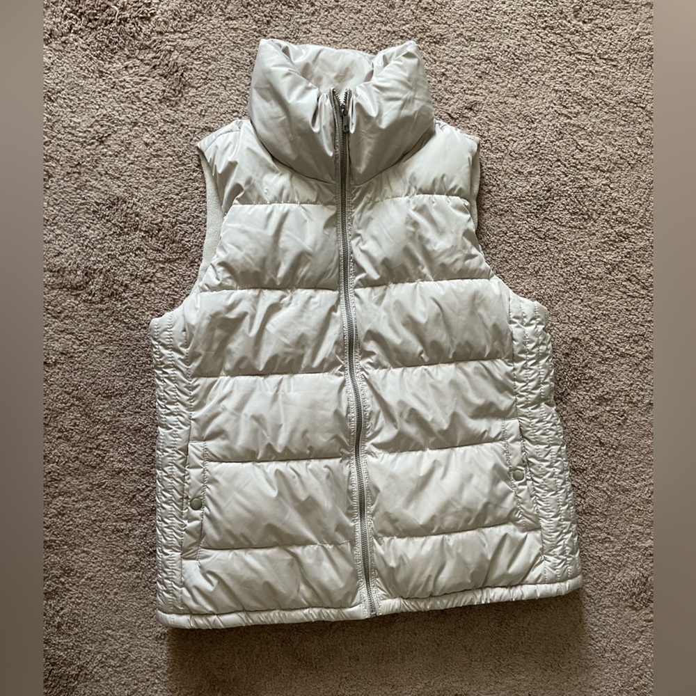 Old Navy Puffer Fleece lined vest in Cream- size large